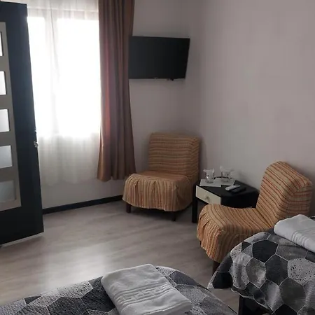 Alb Negru Pensión 3*