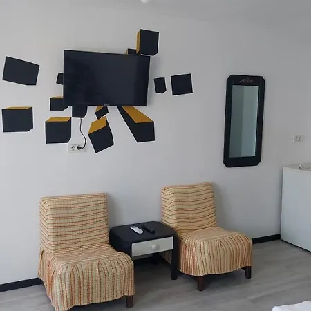 Πανσιόν Alb Negru